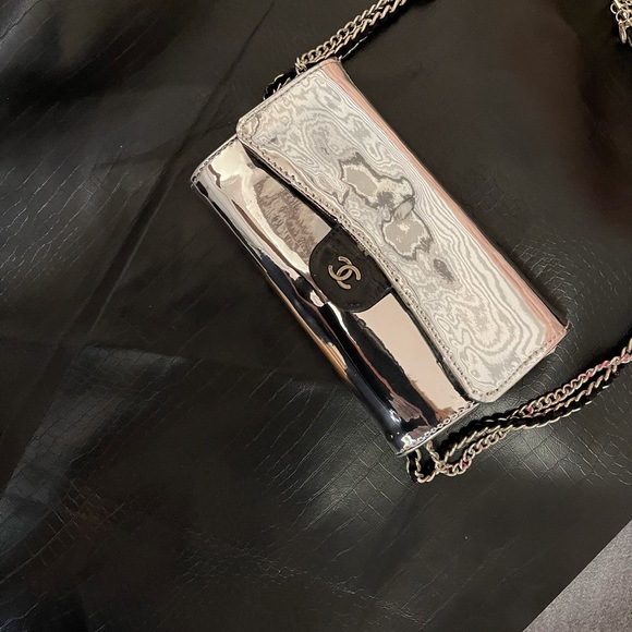 Chanel mirror bifold wallet on chain - Picture 13 of 15